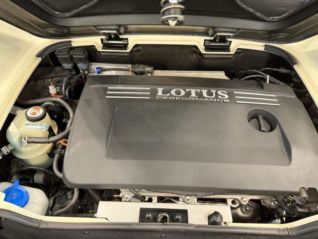 トヨタ　2ZR-FEエンジン搭載　4気筒　1.8L　スパーチャージャー（220ps）