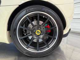 リアのタイヤサイズ、235/45R17　ダイヤモンドカットの鍛造A/Wを装着しております。