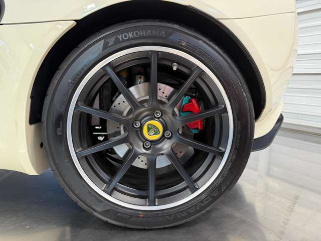リアのタイヤサイズ、235/45R17　ダイヤモンドカットの鍛造A/Wを装着しております。