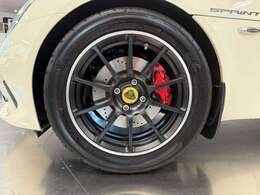 フロントのタイヤサイズ、195/50R16 ダイヤモンドカットの鍛造A/Wを装着しております。