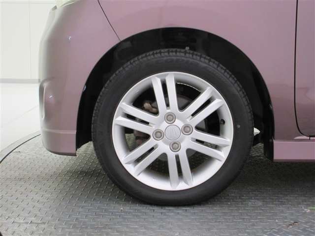 機敏さを引き立てる純正アルミ 165/55 R15 装着！