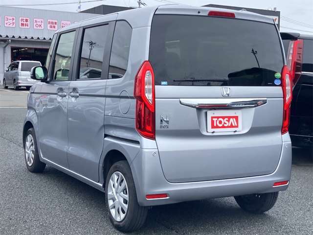 当店は最新鋭の設備を完備した大型工場併設店です☆車検・点検などオーナー様の信頼を得られるよう日々整備士達は努力を欠かしません。ハイブリッドに関する知識や診断機など確りご用意し安心をお届けします☆