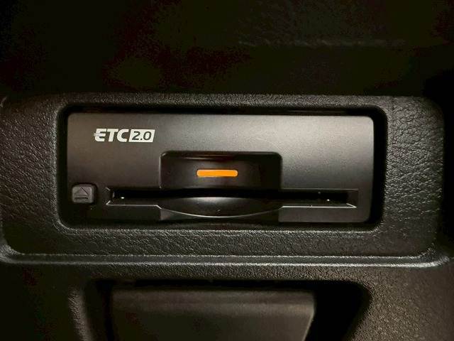 【ETC車載器】を装備しておりますので、ご納車直後からの遠距離ドライブも可能です。土日の利用料金の割引や、朝夕の通行料金を割引料金で高速道路をお楽しみいただけます。