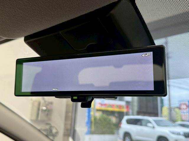 【インテリジェントルームミラー】を搭載しております。ミラーにより後方確認ができますので、駐車の際などに役立ちます。