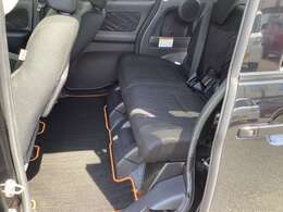 ヘッドクリアランスおよびニークリアランスもゆったりのリアシート！