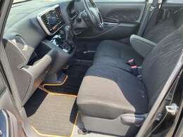 大きなベンチシートで足元もヒロビロ■大型シートで座り心地は快適♪中央にはアームレストが付いてゆったりドライブ♪シートヒーター（運転席）装備(*^-^*)