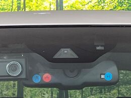 【プリクラッシュセーフティ】前方の車両等を検知し、衝突しそうな時は警報で注意を促し、ブレーキを踏む力をサポート。ブレーキを踏めなかった場合は衝突被害軽減ブレーキが作動、衝突回避をサポートします。