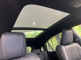 【サンルーフ】開放感たっぷりの希少装備、サンルーフが装着されています！車内に明かりを取り入れたり景色を楽しむ以外にも、車内の空気も簡単に換気できて快適です！