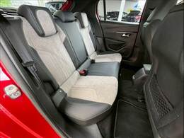 セカンドシートは大人二人が乗っても十分なスペースが確保されております。