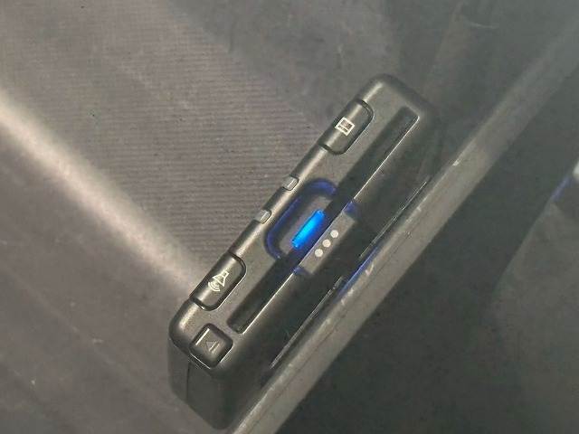 【ETC車載器】を装備しておりますので、ご納車直後からの遠距離ドライブも可能です。土日の利用料金の割引や、朝夕の通行料金を割引料金で高速道路をお楽しみいただけます。