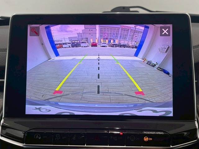 【カラーバックモニター】を装備しております。リアの映像がカラーで映し出されますので日々の駐車や幅寄せなどで安心安全です。