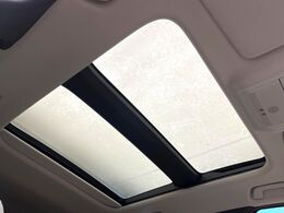 【サンルーフ】開放感たっぷりの希少装備、サンルーフが装着されています！車内に明かりを取り入れたり景色を楽しむ以外にも、車内の空気も簡単に換気できて快適です！