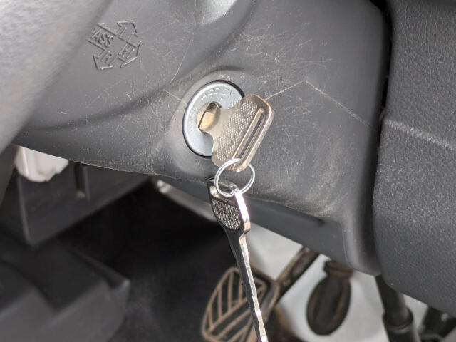「当社のこだわり」入庫後のお車は選任スタッフによる細部清掃を実施しております。足回り、エンジンルーム、室内、室外を隅々まで綺麗にしております。展示車はキレイです。全国配送も可能ですのでご相談下さい！
