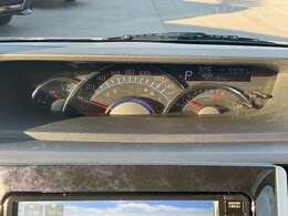 平均燃費なども表示でき、昼夜を問わず視認性に優れた大きい文字のメーターパネル！見やすいです