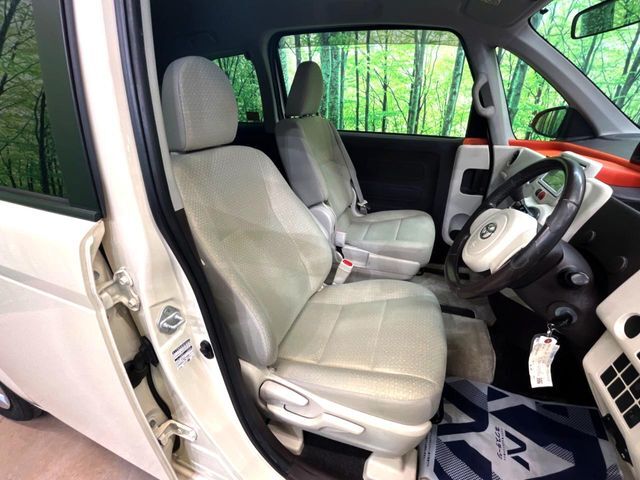 運転席まわりには十分なスペースがあり、大柄な方でもゆったり運転していただける環境です。