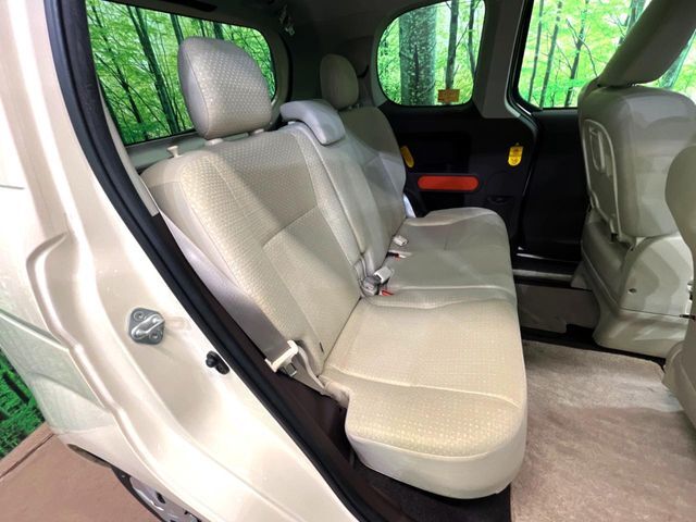 広々とした2列目シートは居住性が高く、居心地も快適！友達や家族とのお出かけにぴったりです。ベビーシートやチャイルドシート使用時も快適にお過ごしいただける十分な空間を確保しています。