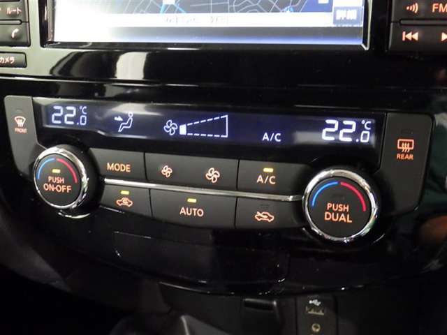 運転席・助手席・独立型オートエアコン。運転手とパートナー別々の温度設定が出来快適なドライブが楽しめます！！