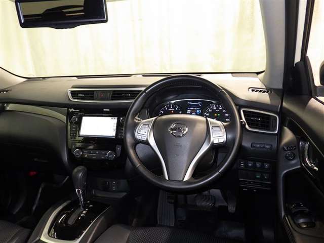 運転の際、常に目にする部分だけにシックで飽きのこないデザインが良いですね。