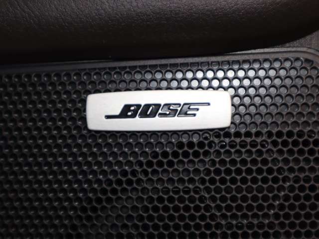 BOSEサウンドシステムを搭載。「良い音を出す」ではなく、その車種のごとに特徴を計算（車種専用設計）し、「反響音」を作り出すことによってどの座席でも自分中心で音が聴こえ、「心地よい空間」を作り出します。