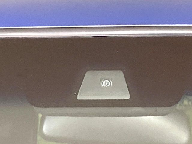 【ホンダセンシング】走行中に前方の車両等を認識し、衝突しそうな時は警報とブレーキで衝突回避と被害軽減をアシスト。より安全にドライブをお楽しみいただけます。