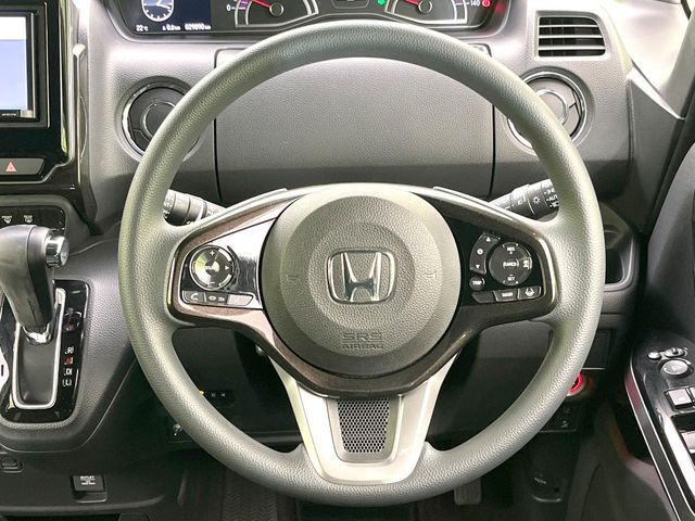 【ステアリングスイッチ】運転中、前方から目線をそらすことなく、オーディオ等の操作が可能な便利機能！安心＆快適なドライブを演出してくれます♪