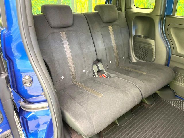 後部座席も気になるようなキズ・汚れやへたり等、大きなダメージはなく、良好な状態です。