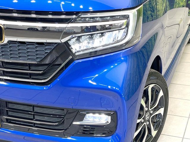 【LEDヘッドライト】悪天候や夜間走行時も良好な視界を確保し安心して運転できる高輝度LEDヘッドライトを装備！点灯速度が早く、消費電力も抑えられています。