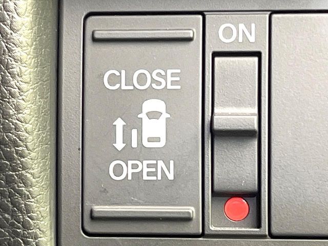 【両側パワースライドドア】スマートキーや運転席のスイッチで後席両側スライドドアの開閉が可能♪電動だから力を入れてドアを開ける必要が無く、小さなお子様でも簡単に開け閉めでき快適です♪