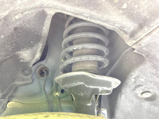 お車を安心してお乗りいただく為には、足回りの定期点検が欠かせません。サービスサポート（有償保証）では無料点検もご提供しており、安心のカーライフをお過ごしいただけるサポート体制が整っています。