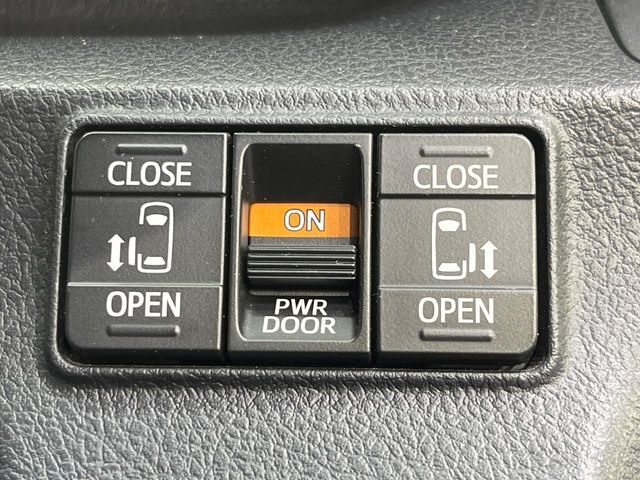 【両側スライドドア】駐車場で隣の車との間隔が狭く乗りにくい時、スライドドアなら安心！ドアオープン時も幅を取らず、開口部が広いので乗り降りがとっても簡単です。大きな荷物の出し入れも後席から可能♪