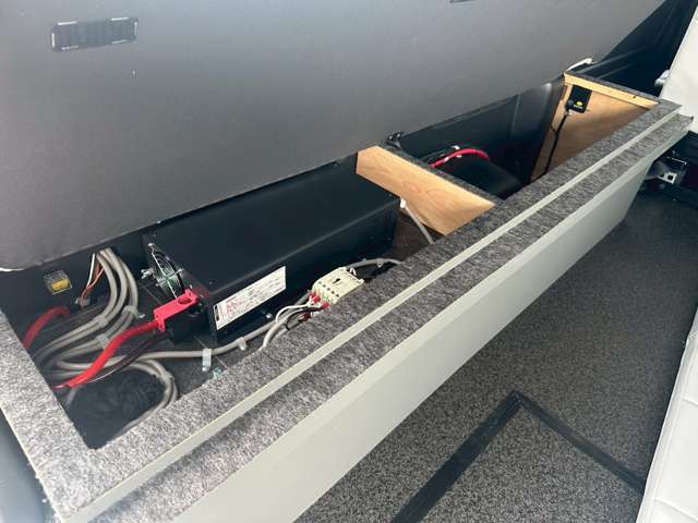 2サブバッテリー　走行充電　外部電源　1500Wインバーター