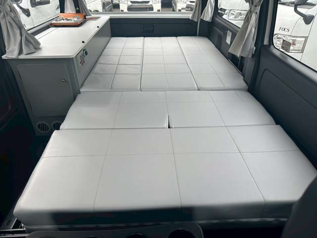 ダイネットベッドサイズ254cm×124cm　就寝定員2名