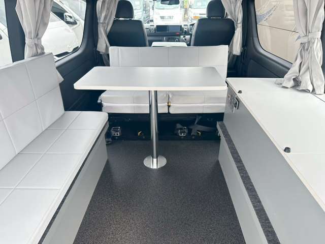 ハイエース・レジアス・グランドハイエース・ライトエース・キャラバン・ボンゴ・バネット・コモ等バンコンを幅広く展示しております。お客様に合った1台をお選びいただけます♪