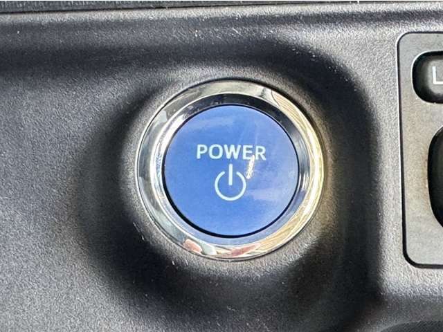 エンジンスタートボタンです。キーが車内にあれば、エンジンの始動・停止はブレーキを踏んでスイッチを押すだけ！キーを取り出す手間を省き、ワンプッシュでエンジンを操作するので簡単でスムーズです。