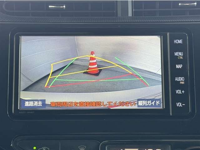バックモニター付きです。車の後方に小型カメラが付いており、バックする際の後方の様子をモニター上に表示します。