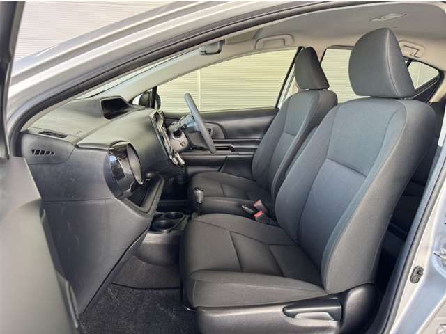 トヨタ中古車「まるごとクリーニング」施工済。外装はもちろん内装はシートを外して見えない所まで徹底洗浄しています。