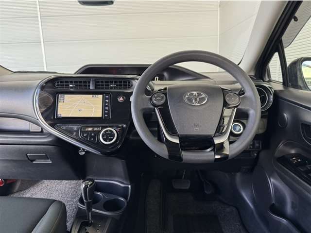 スタイリッシュなデザインのインパネ周りです。各操作スイッチ類も使いやすい位置に配置されています。