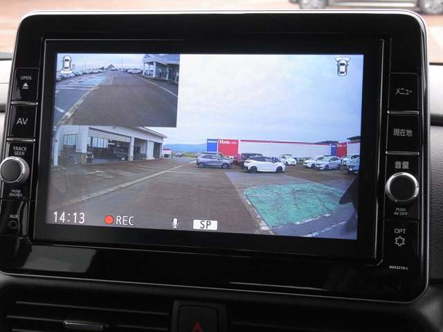 ドライブレコーダーのリアルタイム映像をディスプレイオーディオのモニターに投影することも可能です（走行中は映りません）。ドライブ中の景色を録画することもできますね。