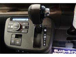 ステアリングホイールからスムーズに持ちかえられるインパネシフトを採用。シフトノブをコンパクト化し、女性でも操作しやすいサイズです