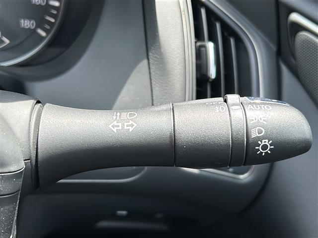 【オートライト（AUTO）】外の明るさをシステムが感知して、自動でヘッドライトが点灯します！ヘッドライトをつけ忘れを防ぐ便利機能です。