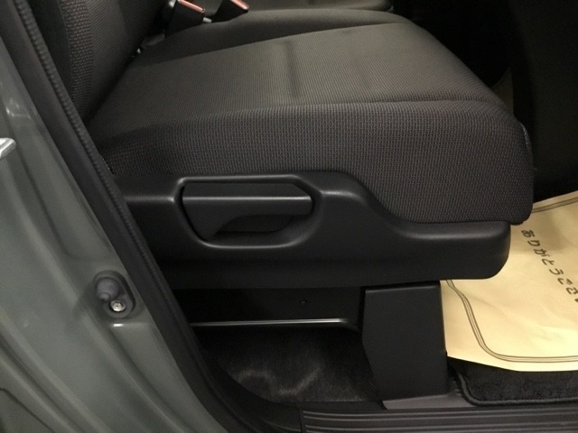 手動のレバーを使って、背もたれの角度を変えることができます。