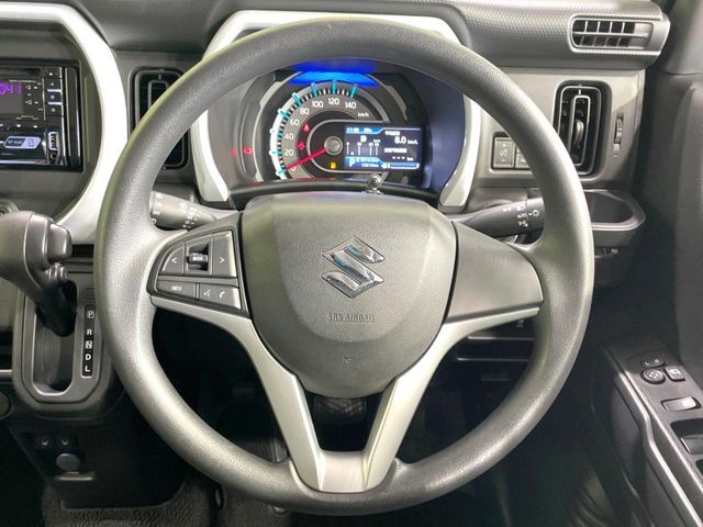 インテリアに合わせたデザインのステアリングは、運転される方のことも考え、運転しやすい形状、大きさです。是非一度、実際に触ってお確かめください。