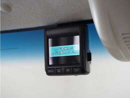 ◆ドライブレコーダー◆映像・音声などを記録する自動車用の装置です。　もしもの事故の際の記録はもちろん、旅行の際の思い出としてドライブの映像を楽しむことができます。