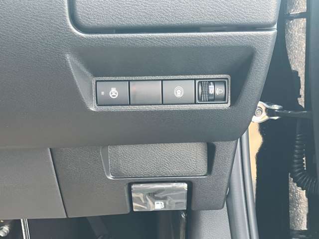 運転席操作部　　　　　　　ハンドルヒーター装備