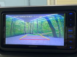 【バックカメラ】駐車時に後方がリアルタイム映像で確認できます。大型商業施設や立体駐車場での駐車時や、夜間のバック時に大活躍！運転スキルに関わらず、今や必須となった装備のひとつです！