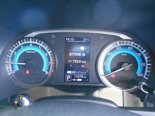 メーター内のカラーディスプレイには運転をサポートするさまざまな情報を表示！瞬間燃費などが表示できます。