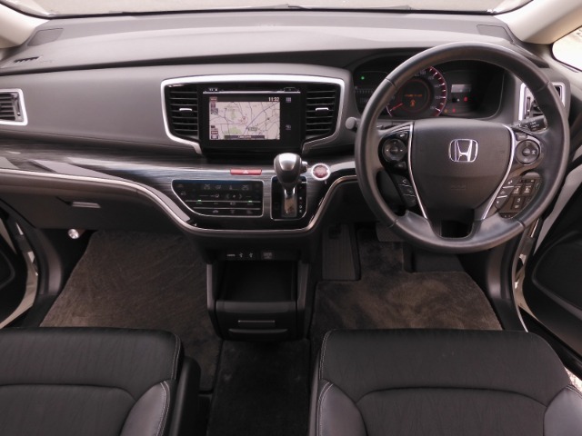 ◆視界広々で非常に運転しやすくロングドライブでも疲れを感じさせないすっきりとまとまったインパネ周りです。