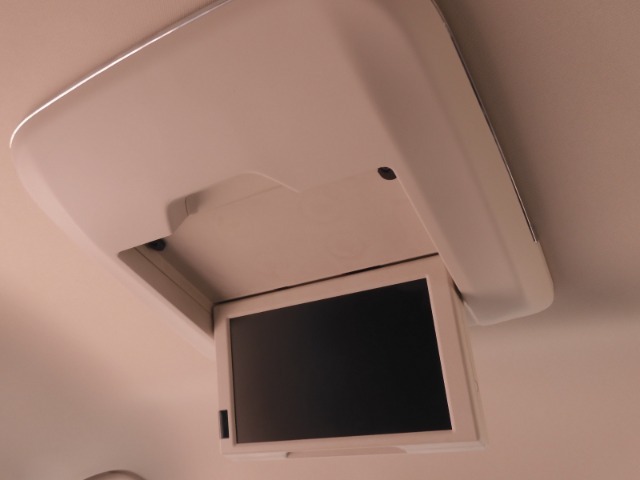 ◆後席フリップダウンモニター装備車◆　お出かけ時の渋滞！お子様や同乗者の方が退屈しません。ドライバーは運転に集中できます！