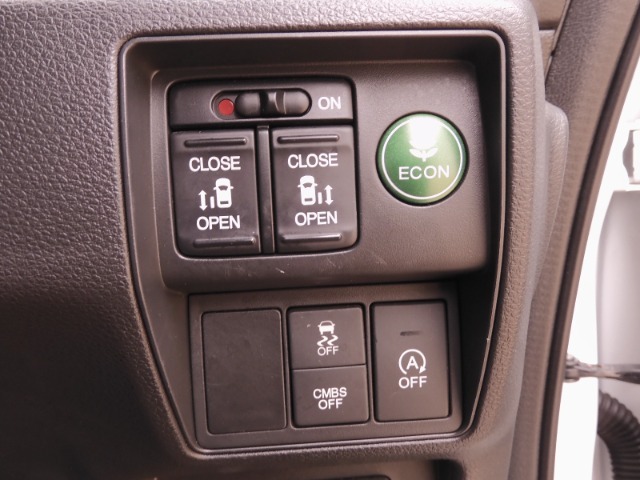 ◆両側電動スライドドア◆狭い駐車場でも乗り降りが楽々♪お子様が隣の車にドアを当ててしまう心配もございません！小さなお子様連れの方もこれで安心。