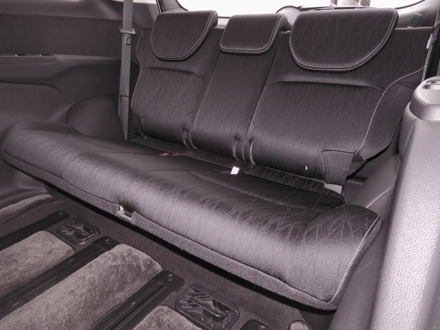 ◆ご家族とスキーやキャンプ、または年に1回、親孝行の温泉旅行。そんな時にとても役に立つ広々3列目シート。普段は畳んでおいて荷物スペースにしても良いですね！